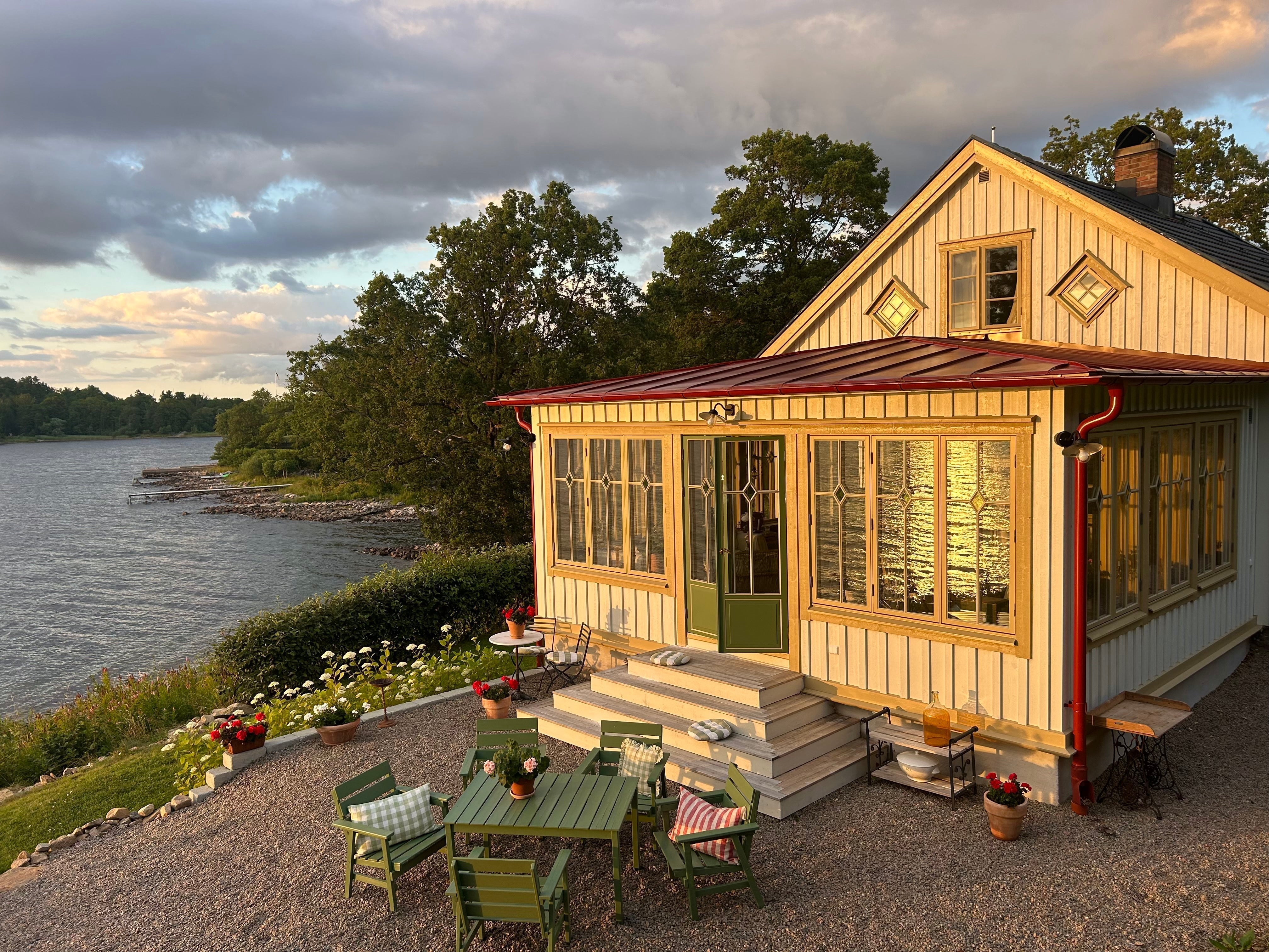 Milieu: Gentle Waves and Summer Days on the Lake at Villa Valborg